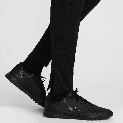 Herren schwarze Fußballschuhe mit Schnürsenkeln und Socken. Herren schwarze Fußballschuhe mit Schnürsenkeln und Socken.