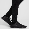 Herren schwarze Fußballschuhe mit Schnürsenkeln und Socken.