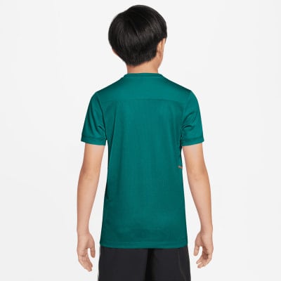 Rückansicht eines Jungen in einem dunkelgrünen Kurzarmshirt und schwarzer Hose. Rückansicht eines Jungen in einem dunkelgrünen Kurzarmshirt und schwarzer Hose.