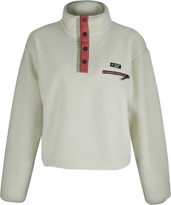Cremefarbener Fleece-Pullover mit rosa Druckknöpfen und Tasche. Cremefarbener Fleece-Pullover mit rosa Druckknöpfen und Tasche.