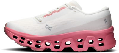 Weiße Laufschuhe mit rosa Sohle und perforiertem Design. Weiße Laufschuhe mit rosa Sohle und perforiertem Design.
