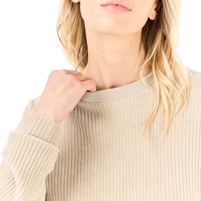 Detail eines Pullovers mit feinem Rippstrick und heller Stricktextur. Detail eines Pullovers mit feinem Rippstrick und heller Stricktextur.