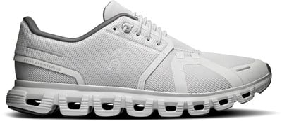 Weiße Laufschuhe mit grauen Details und dem Schriftzug Swiss Engineering.