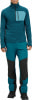 Mann in dunkelblauem Reißverschluss-Pullover und blauer Hose mit schwarzen Einsätzen.