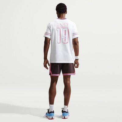 Mann in weißem Trikot mit Nummer 19 und braunen Shorts. Mann in weißem Trikot mit Nummer 19 und braunen Shorts.
