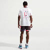 Mann in weißem Trikot mit Nummer 19 und braunen Shorts.