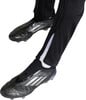 Adidas F50 Fußballschuhe mit schwarzer Hose und Reißverschluss am Bein.