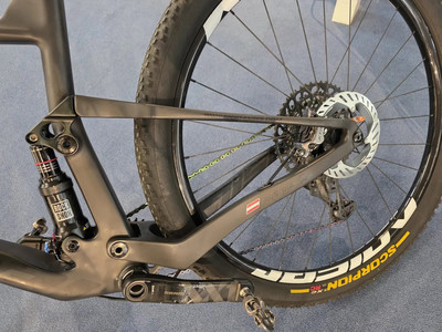 Die Rückseite eines Carbon-Mountainbikes mit RockShox-Dämpfer und Scheibenbremse.