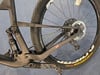 Die Rückseite eines Carbon-Mountainbikes mit RockShox-Dämpfer und Scheibenbremse.