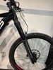 Vorderseite eines schwarzen E-Mountainbikes mit RockShox-Federung.