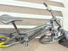 Mountainbike mit Federung und gelben Details an Rahmen und Rädern.