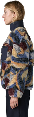 Frau in bunter Fleecejacke und dunkler Hose, im Profil. Frau in bunter Fleecejacke und dunkler Hose, im Profil.