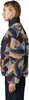 Frau in bunter Fleecejacke und dunkler Hose, im Profil.