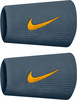 Zwei graue Stoffarmbänder mit Nike-Logo am Handgelenk.
