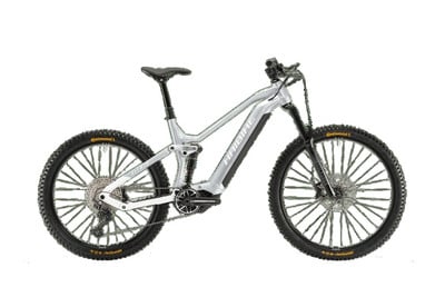 Silbernes Haibike Mountain E-Bike mit Fullsuspension und schwarzen Rädern. Silbernes Haibike Mountain E-Bike mit Fullsuspension und schwarzen Rädern.
