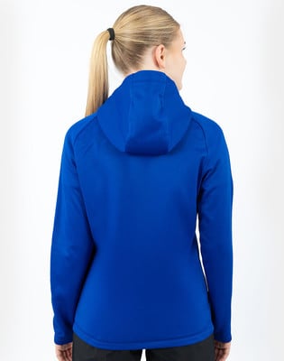 Eine Frau mit einem Pferdeschwanz in einem blauen Kapuzenpullover auf weißem Hintergrund. Eine Frau mit einem Pferdeschwanz in einem blauen Kapuzenpullover auf weißem Hintergrund.