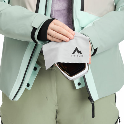 Eine Person putzt ihre Brille mit einem Tuch mit McKinley-Logo. Eine Person putzt ihre Brille mit einem Tuch mit McKinley-Logo.