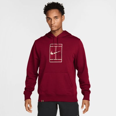 Mann in dunkelrotem Hoodie mit Nike-Logo und Tennisplatzgrafik. Mann in dunkelrotem Hoodie mit Nike-Logo und Tennisplatzgrafik.