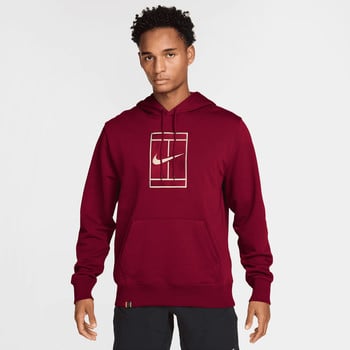 Mann in dunkelrotem Hoodie mit Nike-Logo und Tennisplatzgrafik.