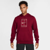 Mann in dunkelrotem Hoodie mit Nike-Logo und Tennisplatzgrafik.