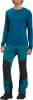 Mann in blauem Langarmshirt und türkisfarbenen Hosen mit schwarzen Einsätzen.