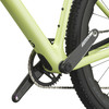Detail der Kurbel und des Kettenblatts an einem hellgrünen Fahrrad.