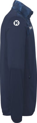 Dunkelblaue Jacke mit K-Logo auf dem Ärmel und geometrischem Muster am Kragen. Dunkelblaue Jacke mit K-Logo auf dem Ärmel und geometrischem Muster am Kragen.