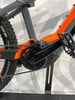 Detail eines E-Mountainbikes mit orange-grauen Elementen.
