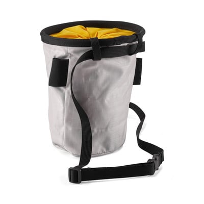 Graue Klettertasche mit gelbem Innenfutter und Gurt. Graue Klettertasche mit gelbem Innenfutter und Gurt.