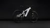 Ein modernes weißes Cube Mountain E-Bike mit Federung, das auf schwarzem Hintergrund steht.