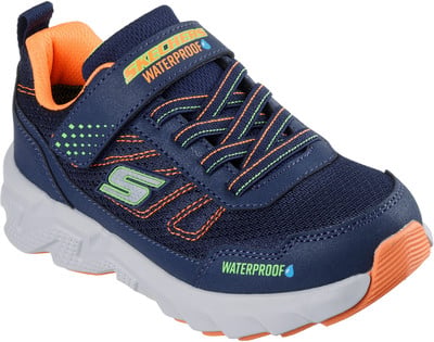 Ein blauer, wasserdichter Kinderschuh von Skechers mit orangefarbenen und grünen Akzenten. Ein blauer, wasserdichter Kinderschuh von Skechers mit orangefarbenen und grünen Akzenten.