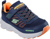 Ein blauer, wasserdichter Kinderschuh von Skechers mit orangefarbenen und grünen Akzenten.