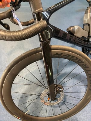 Schwarzes Rennrad mit Carbonfelgen und Scheibenbremsen. Schwarzes Rennrad mit Carbonfelgen und Scheibenbremsen.