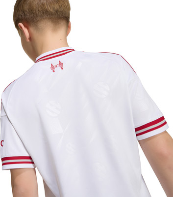 Ein Mädchen von hinten in einem weißen Trikot mit roten Streifen am Kragen und den Ärmeln. Ein Mädchen von hinten in einem weißen Trikot mit roten Streifen am Kragen und den Ärmeln.