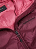 Detail einer Daunenjacke mit Peak Performance Logo auf dunkelweinrotem Stoff.