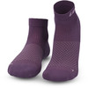 Zwei lila kurze Socken mit feinem Muster am Spann.