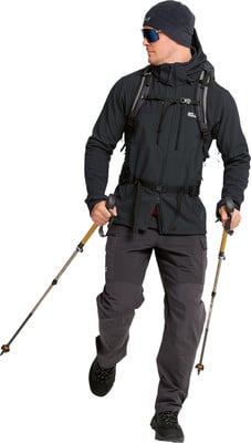 Mann in Wanderausrüstung mit Rucksack und Trekkingstöcken. Mann in Wanderausrüstung mit Rucksack und Trekkingstöcken.