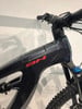 Detail eines BH E-Bike-Rahmens mit rotem Markenschriftzug und Vorderradgabel.