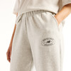Graue Jogginghose mit New Balance Athletics Logo und dem Jahr 1906.