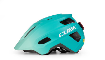 Ein blauer Fahrradhelm mit weißem CUBE-Logo und Rücklicht.