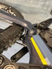 Nahaufnahme des Mountainbike-Rahmens mit Kette, Kurbel und Hinterrad.