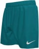 Zelené šortky Nike s bielym logom a elastickým pásom.