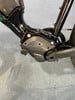 Detail des E-Bike-Rahmens mit Shimano-Motor und Kette.