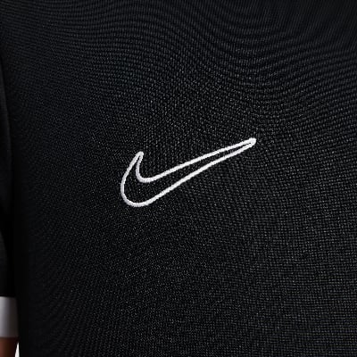 Schwarzes T-Shirt mit weißem Nike-Logo auf der Brust.