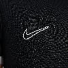 Schwarzes T-Shirt mit weißem Nike-Logo auf der Brust.