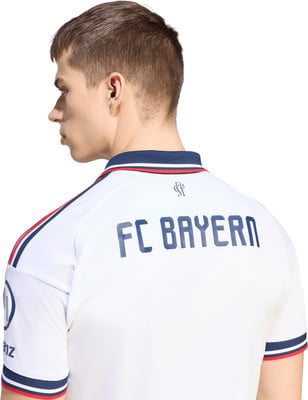 Ein Mann in einem weißen T-Shirt mit der Aufschrift FC BAYERN auf dem Rücken. Ein Mann in einem weißen T-Shirt mit der Aufschrift FC BAYERN auf dem Rücken.