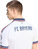 Ein Mann in einem weißen T-Shirt mit der Aufschrift FC BAYERN auf dem Rücken.