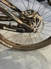 Detail eines Mountainbike-Hinterrads von Husqvarna mit Bremssattel