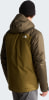 Mann von hinten in einer olivgrünen The North Face Jacke mit Kapuze und schwarzer Mütze.