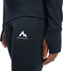 Nahaufnahme einer dunklen Sporthose mit weißem McKinley-Logo.